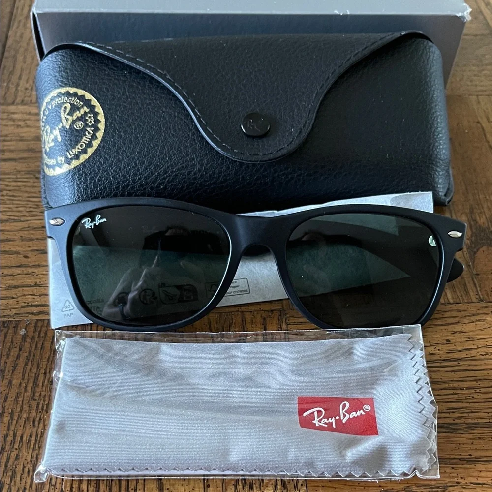 Ray-Ban Wayfarer Black Sunglasses with Case - Picture 4 of 4